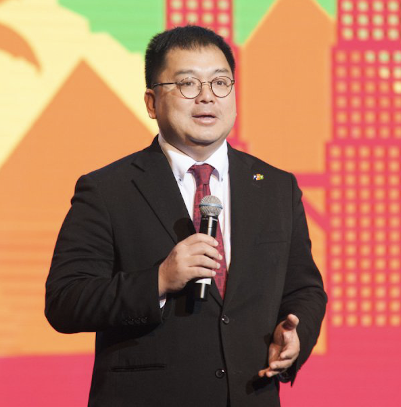 Ông Hoàng Nam Tiến